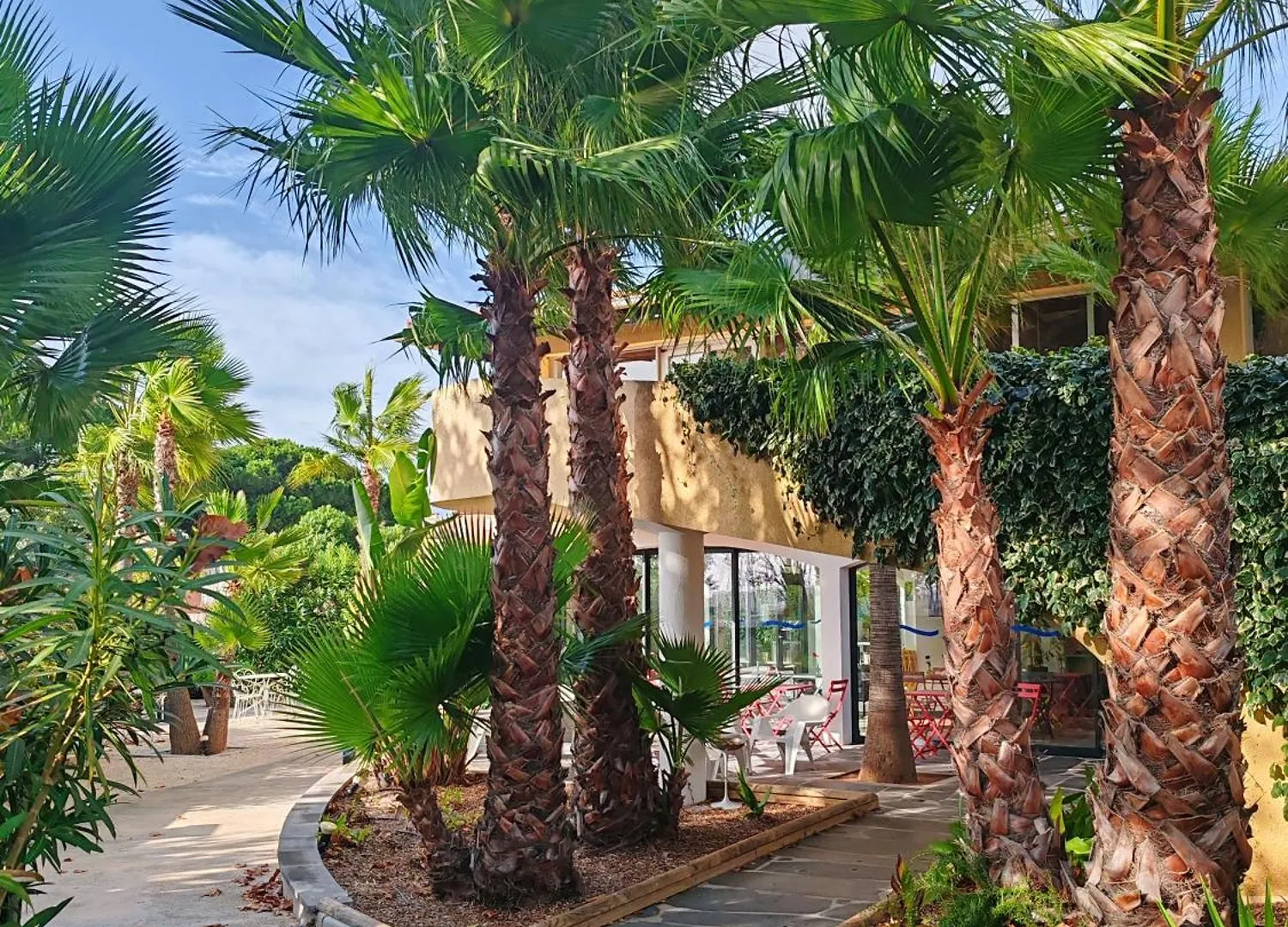 4 Hôtels Budget près d'Yves Mirande à Cap d'Agde